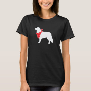 Nova Scotia Duck Tolling Retriever Hund mit rotem T-Shirt