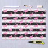 Novelty Pink Flamingos auf Schwarz und Weiß gestre Seidenpapier (Handwerk)