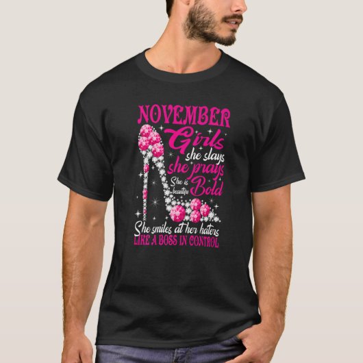 November Girl She Slays She Prays Sie ist wundersc T-Shirt (Vorderseite)