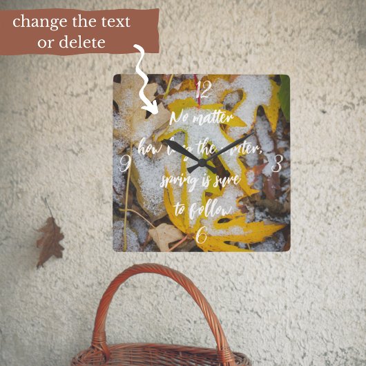 November-Wald: Gelbe Blätter unter dem Schnee Quadratische Wanduhr