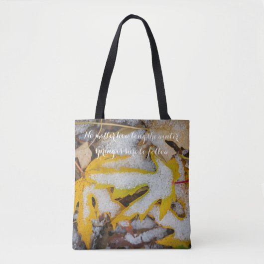 November-Wald: Gelbe Blätter unter dem Schnee Tasche (Vorderseite)