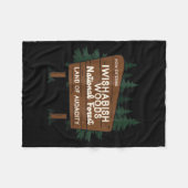 Now Entering I Wishabish Woods National Forest Lan Fleecedecke (Vorderseite (Horizontal))