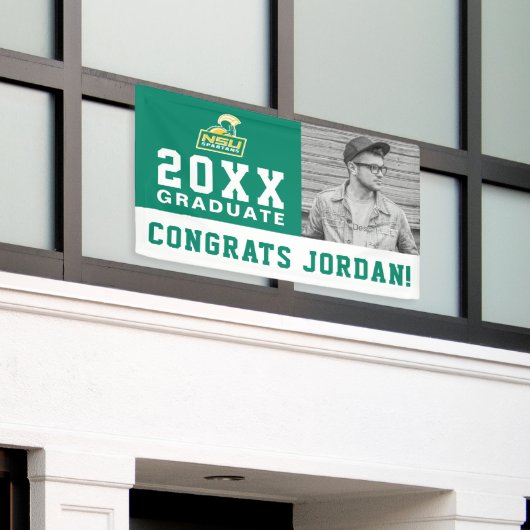 NSU Spartans Graduate Banner (Äußeres Gebäude)