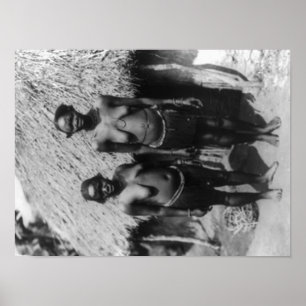 Nubian Frauen stehend vor Hütten-Fotografie Poster