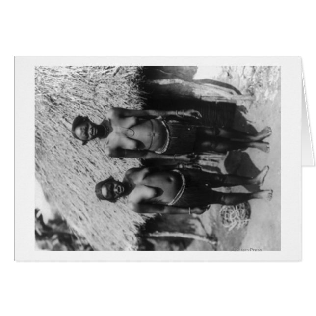 Nubian Women Stehend vor Hüttenfotografie (Vorderseite (Horizontal))