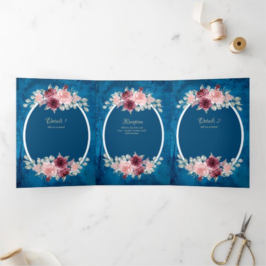 Nuestra Boda Burgundy Blue Floral Wedite Dreifach Gefaltete Einladung (Innenseite)