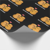 Nugs And Kisses Funny Chicken Nugget Pun Dark BG Geschenkpapier (Ecke)