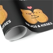 Nugs And Kisses Funny Chicken Nugget Pun Dark BG Geschenkpapier (Rolleneckpunkt)