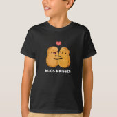 Nugs and Kisses Funny Chicken Nugget Pun Dark BG T-Shirt (Vorderseite)