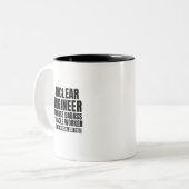 Nuklearer Ingenieur, weil der Badass-Wunderarbeite Zweifarbige Tasse (Vorderseite Links)