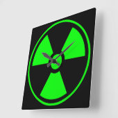 Nukleares Symbol für radioaktive Strahlung in grün Quadratische Wanduhr (Winkel)