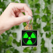 Nukleares Symbol für radioaktive Strahlung in grün Schlüsselanhänger (Hand)
