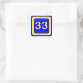 Nummer 33, blauer Hintergrund, gelber Rahmen Quadratischer Aufkleber (Tasche)