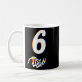 Nummer 6 passend zu 67 Meme Skeletthand Halloween Kaffeetasse (Links)