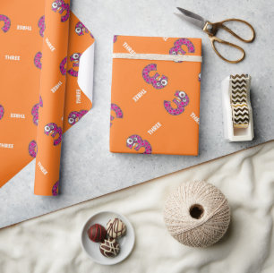 Nummer drei orange geschenkpapier
