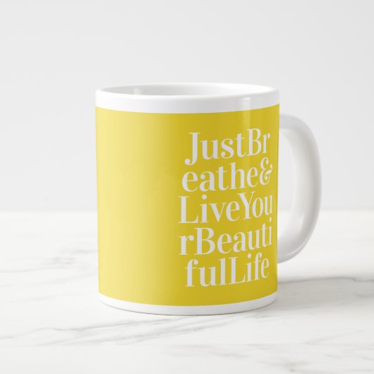 Nur atmen die Positivität Inspirierend Zitat gelb Jumbo-Tasse (Vorderseite Rechts)