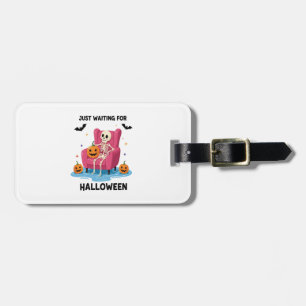Nur auf Halloween wartendes Skelett Gepäckanhänger