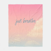 NUR BREATHE Life Zitat rosa Himmel Wolken modern Fleecedecke (Vorderseite)
