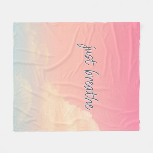 NUR BREATHE Life Zitat rosa Himmel Wolken modern Fleecedecke (Vorderseite (Horizontal))