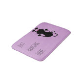 Nur da hängen schwarze Katze Cartoon lustiger Text Badematte (Schrägansicht)