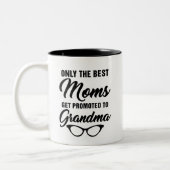 Nur die besten Mamas werden zum Oma-Kaffee geworbe Zweifarbige Tasse (Links)