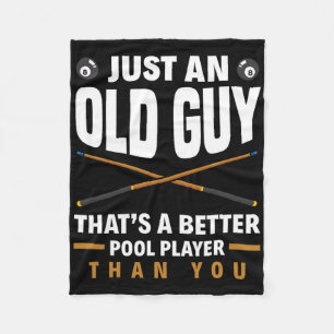 Nur ein alter Typ, der besser ist als der Pool. Fleecedecke