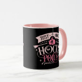Nur ein Haufen Hocus Pocus Pink & Black Halloween Tasse (VorderseiteRechts)
