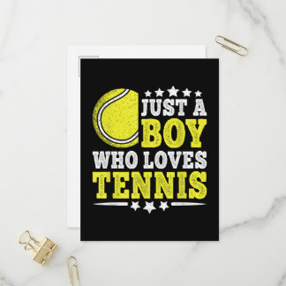 Nur ein Junge, der Tennis liebt, lustiger Tennisli Einladungspostkarte