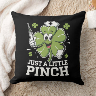 Nur ein kleiner Kniff Krankenschwester St. Patrick Kissen