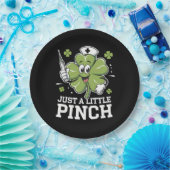 Nur ein kleiner Pinch Nurse St Patrick's Day Irish Pappteller (Party)