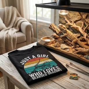 Nur ein Mädchen, das Bartagamen im Retro-Sonnenunt T-Shirt