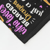 Nur ein Mädchen, das bärtige Drachen Liebe Fleecedecke (Ecke)