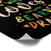 Nur ein Mädchen, das bärtige Drachen Liebe Poster (Ecke)