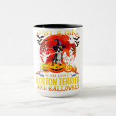 Nur ein Mädchen, das Boston Terrier und Halloween Tasse (Zentrum)