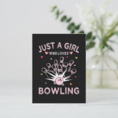 Nur ein Mädchen, das Bowling liebt Einladung (Stehend Vorderseite)