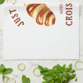 Nur ein Mädchen, das Croissants Lieben Geschirrtuch (Gefaltet)