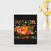 Nur ein Mädchen, das den Herbst-Kürbis gemütlich m Karte (Gelbe Blume)