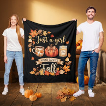 Nur ein Mädchen, das den Herbstkaffee im Herbst li
