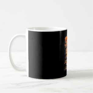 Nur ein Mädchen, das den Herbstkatzen-Halloweenmon Kaffeetasse