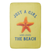 Nur ein Mädchen, das den Strand Liebe Badematte (Vorderseite Vertikal)