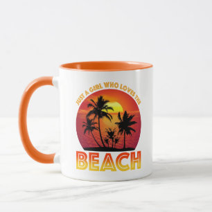 Nur ein Mädchen, das den Strand Liebe Tasse