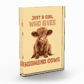 Nur ein Mädchen, das die Kühe der Highlands Liebe Fotoblock (Links)