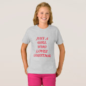 NUR EIN MÄDCHEN, DAS DIE LIEBE DER WEIHNACHTSMÄSSE T-Shirt (Vorne ganz)