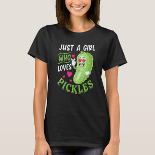 Nur ein Mädchen, das eingelegte Gurken liebt, eing T-Shirt