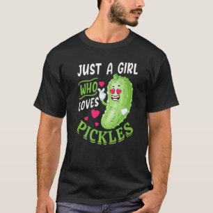 Nur ein Mädchen, das eingelegte Gurken liebt, eing T-Shirt