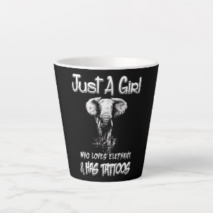 Nur ein Mädchen, das Elefanten und Tattoos hat Milchtasse