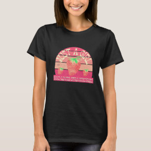 Nur ein Mädchen, das Erdbeeren Retro liebt T-Shirt