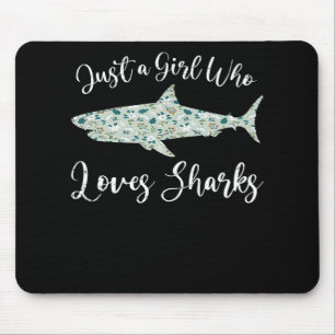 Nur ein Mädchen, das Haie Liebe - Ozeanhaie spende Mousepad
