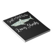 Nur ein Mädchen, das Haie Liebe - Ozeanhaie spende Notizblock (angewinkelt)