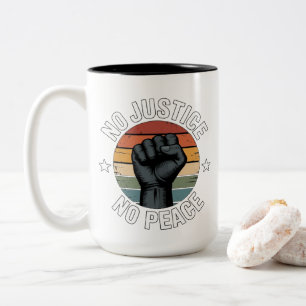 Nur ein Mädchen, das Hängebauchschweine und Bücher Zweifarbige Tasse